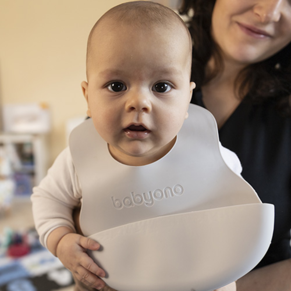 BabyOno: Σαλιάρα σιλικόνης 6m+ με θήκη περισυλλογής τροφής Γκρί ανοιχτό