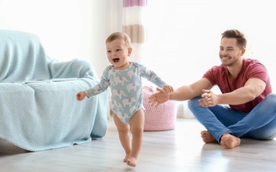 Όλα όσα πρέπει να ξέρετε για τα πρώτα βήματα ενός μωρού